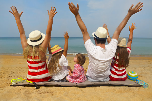 海滩上的五口之家图片下载