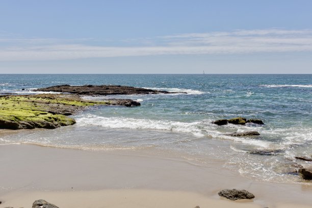 海浪冲刷着沙滩图片下载