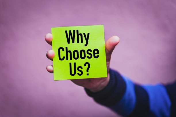 手里拿着一张绿色纸条，上面写着:为什么选择我们?图片下载