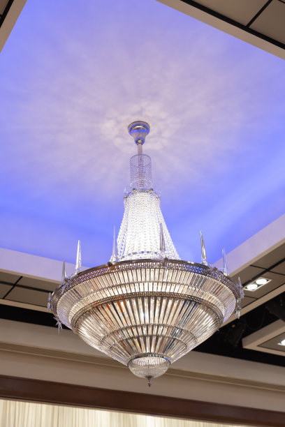 天花板上挂着一盏豪华水晶灯。图片下载