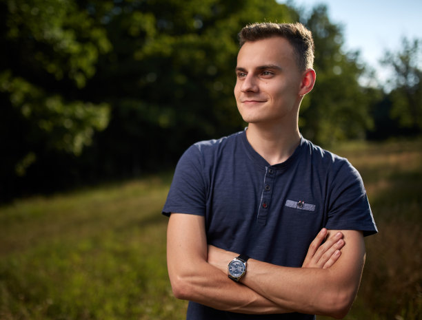 户外一个年轻人的特写图片下载