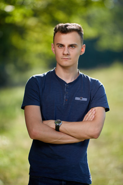 户外一个年轻人的特写图片下载