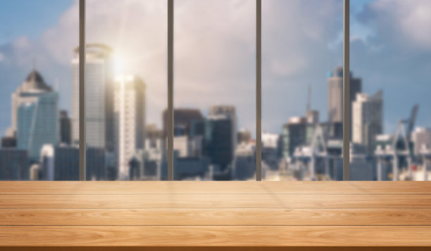 木质桌子在城市中心现代办公背景与空拷贝空间在桌子上的产品展示模型。工作空间办公桌内部和公司业务的地方。图片下载