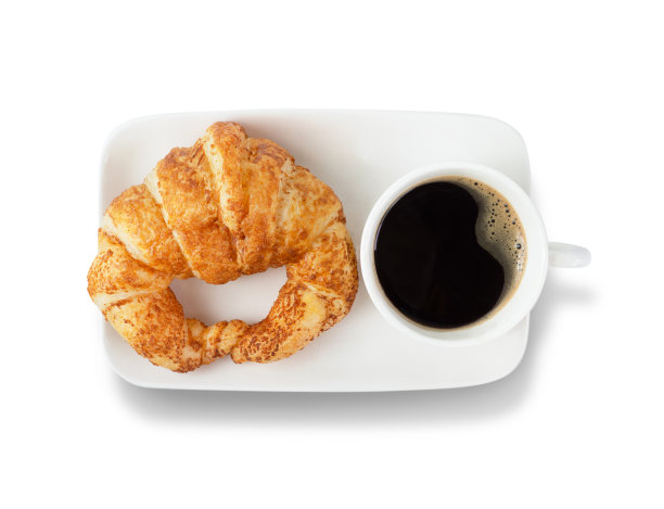 新鲜牛角面包和咖啡杯在白色背景孤立。大陆早餐。休息时间，黑咖啡配面包图片下载