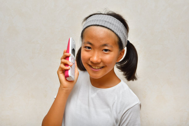 日本女孩喜欢煲电话粥图片下载