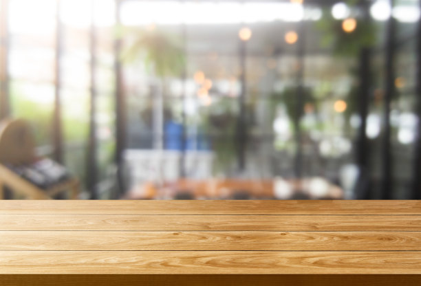 现代餐厅或咖啡店模糊背景下的木桌，桌子上的空白空间用于产品展示模型。室内餐厅柜台设计理念。图片下载