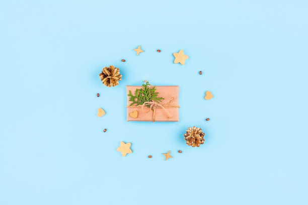 带有木制装饰和松果的圣诞卡。图片下载