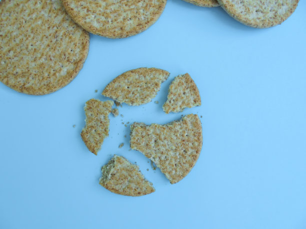 蓝色背景上有麦麸的圆形饼干图片下载