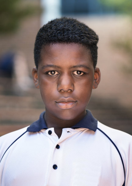 自信的初中生肖像图片下载