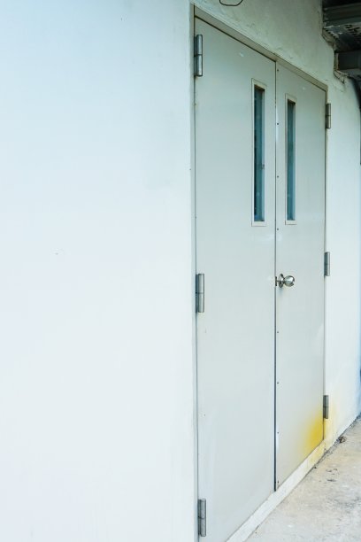 通往明亮房间的门图片下载