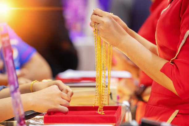 顾客们正在金店购买黄金首饰图片下载