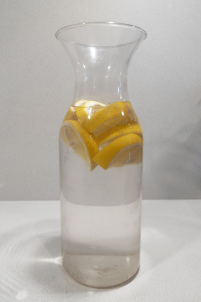 用玻璃瓶装柠檬汁图片下载