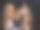 一个女孩把粉抹在另一个女孩的额头上图片下载