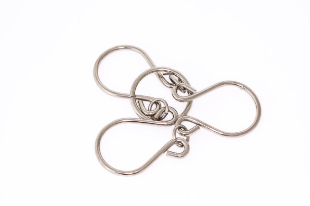 金属拼图在白色背景上闪闪发光图片下载