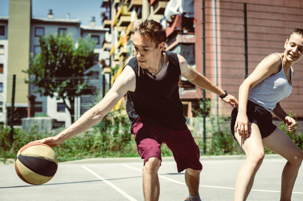 一对青少年情侣在户外打篮球图片下载