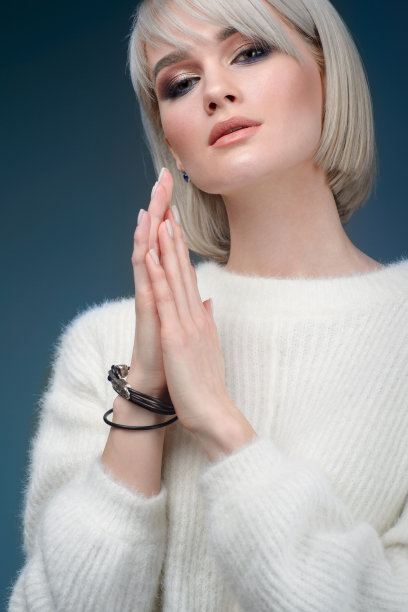 晚上化妆的女人。珠宝和美丽。时尚的照片图片下载