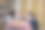 四口之家在厨房的桌子上吃披萨图片下载