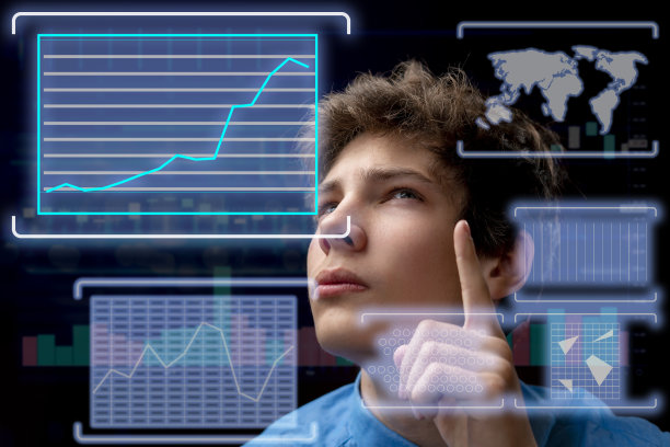 学生在电脑墙壁hud界面前思考项目图片下载