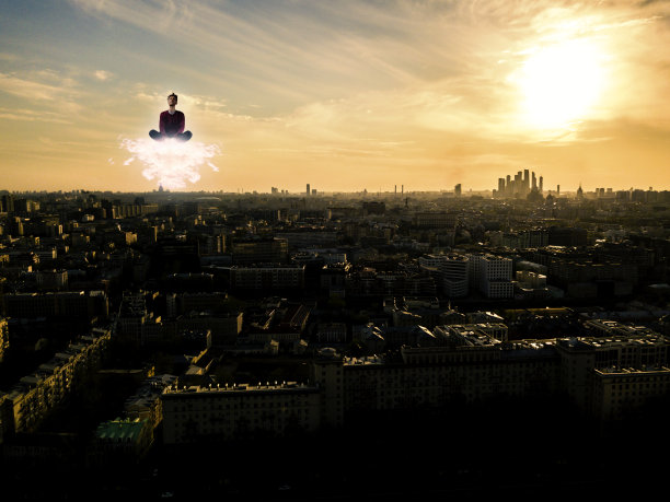 人冥想或飞翔在云端之上的城市景观，重力，飞翔，和平的概念b图片下载