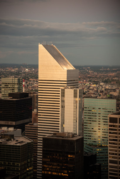 位于曼哈顿中城的斜顶建筑(纽约，美国)图片下载