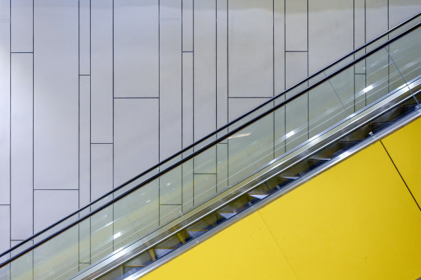 在墙上有照明的黄色扶梯旁边图片下载