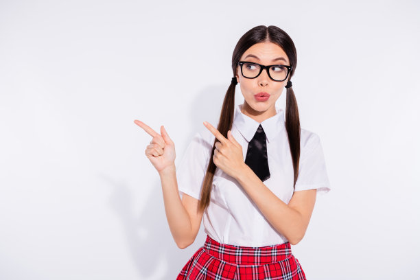 特写照片美丽的她她的夫人中国韩国交换学生指手指空白建议买买家新产品穿specs短红格子服装套装孤立的白色背景图片下载