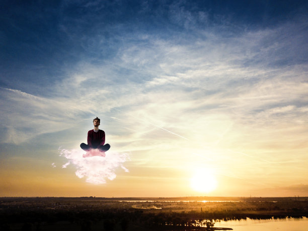 人冥想或飞翔在云端之上的城市景观，重力，飞翔，和平的概念b图片下载