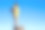 站着快乐的男人背着背包和登山装备站在山顶——徒步旅行的概念，让人们享受户外休闲活动中运动冒险的另类生活方式图片下载