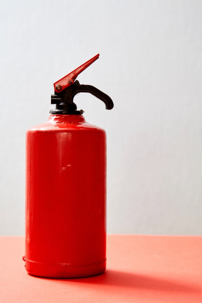 消防安全，或安保概念。灰色背景上的灭火器。图片下载