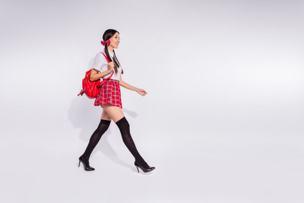 全长侧廓身体尺寸照片惊人的她她的女士韩国中国交换学生友好的走教室魅力包穿红色格子西装连裤袜领带孤立的白色背景图片下载
