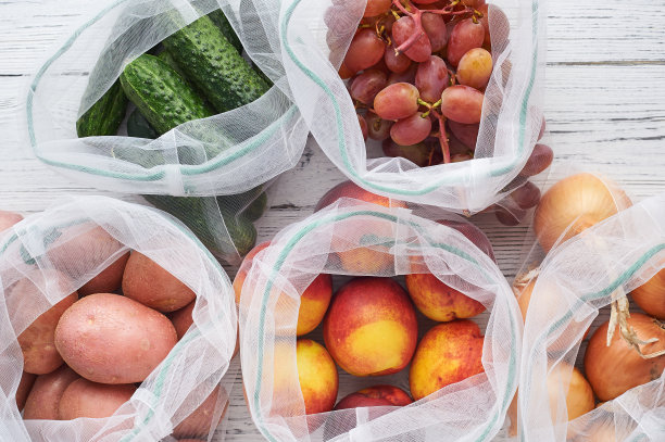 水果和蔬菜装在可重复使用的环保袋里。图片下载