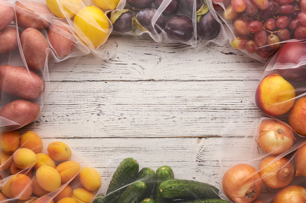 框架水果和蔬菜在可重复使用的环保袋在白色木制背景。塑料是免费的。图片下载