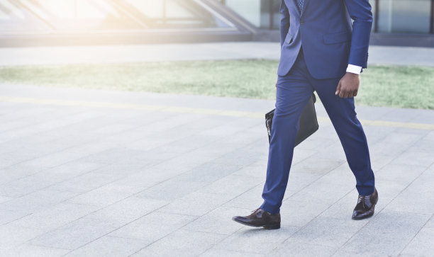 非洲商人与公文包行走在市区，作物，Copyspace图片下载