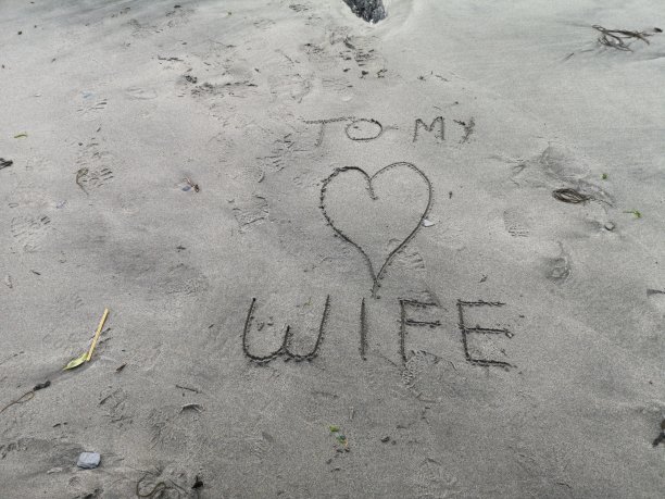 画在沙滩上的沙上的爱的信息图片下载