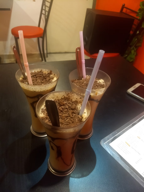 三个带吸管的冷咖啡杯图片下载