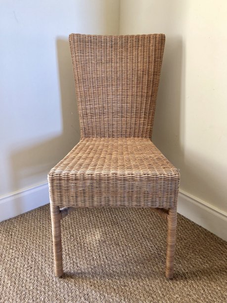 藤条地毯上的藤椅图片下载