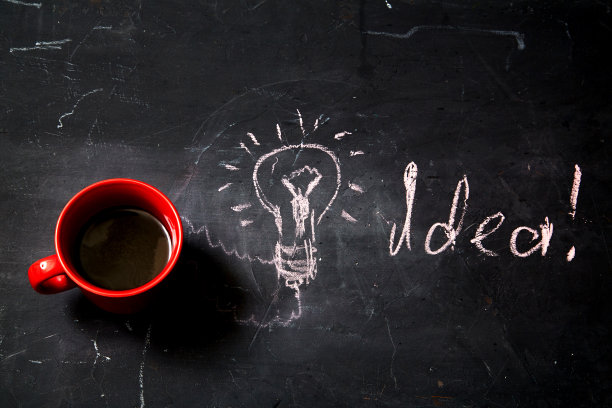 创造性的，聪明的想法和创新或灵感的概念。业务解决方案。杯中的咖啡和题词图片下载
