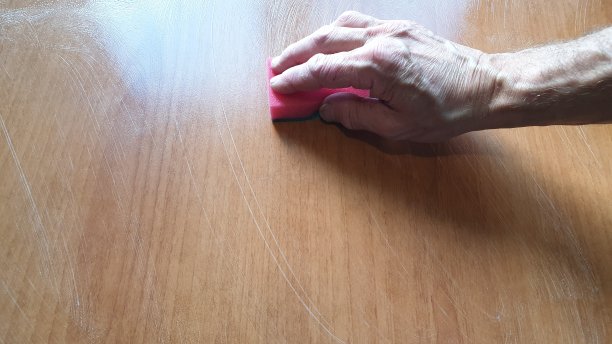 表清理。用抹布擦桌子。洗表。图片下载