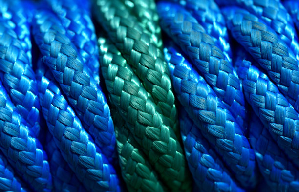 一个厚厚的绿色和蓝色塑料绳的特写，许多纤维交织在一起图片下载