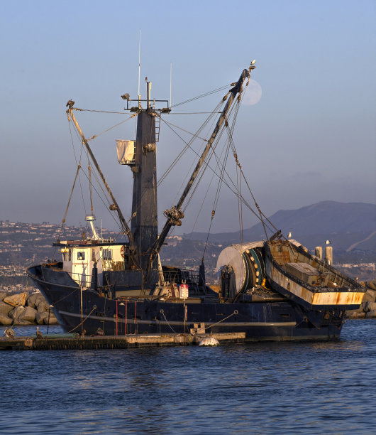 日落时分停靠的渔船图片下载