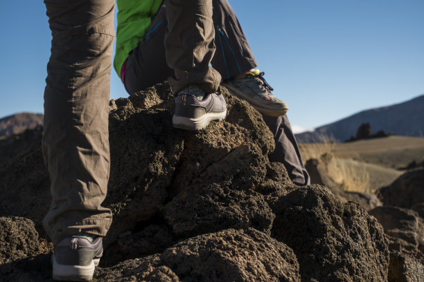 两个不认识的人在山上徒步旅行-概念的户外休闲活动和设备-享受周围的自然图片下载