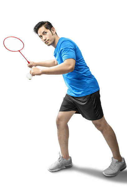 亚洲男子持羽毛球拍，准备发球位置图片下载