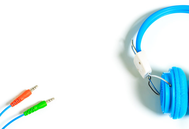 耳机上的白色背景。素材图片