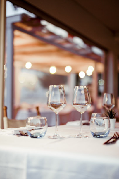 餐厅桌子上的一杯白葡萄酒。健美的照片。眩光和光点。文本的空闲空间。图片下载