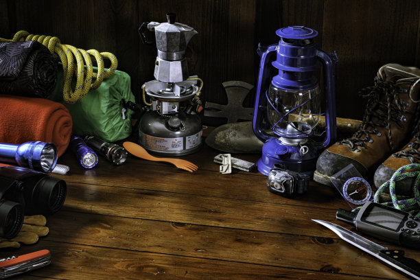 俯视图露营和徒步旅行和徒步旅行的装备，设备和配件制作一个框架与复制空间图片下载