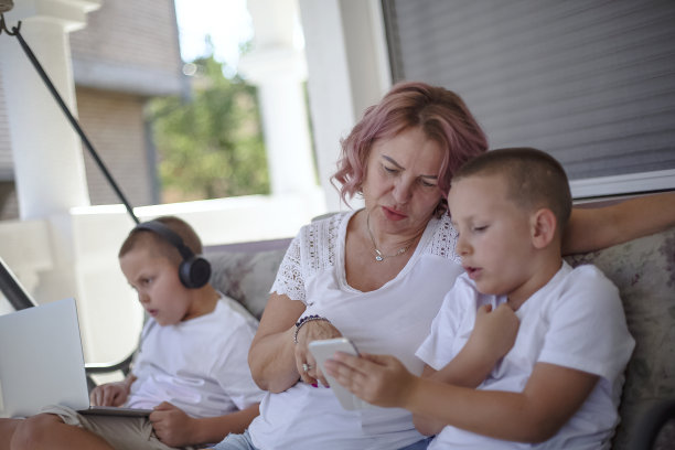 老年人与年轻一代一起使用科技图片下载