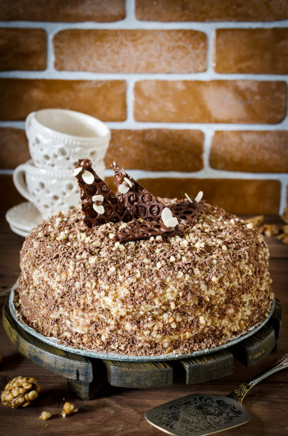 蜂蜜核桃蛋糕和磨碎的巧克力图片下载