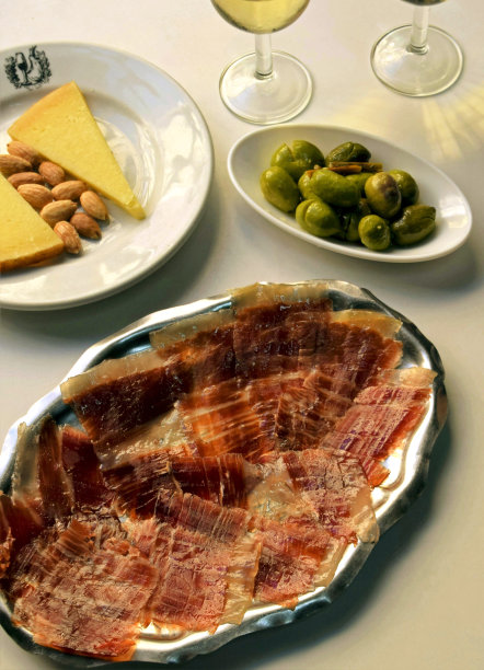 以伊比利亚火腿、橄榄和奶酪为特色的三道小吃。西班牙马拉加,2015年。图片下载