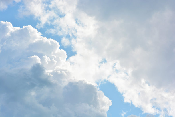 明亮多彩的照片，天上的天使白云和蓝色，蓝天与阳光。轻盈，精致和轻盈的多云背景与白色和蓝色的光和颜色。图片下载