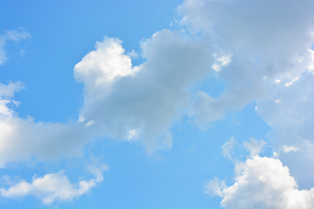 明亮多彩的照片，天上的天使白云和蓝色，蓝天与阳光。轻盈，精致和轻盈的多云背景与白色和蓝色的光和颜色。图片下载